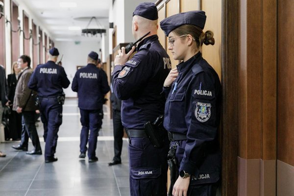 Tres personas heridas en ataque con arma blanca en escuela de Varsovia, Polonia