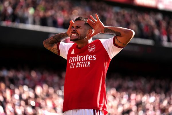 Arsenal aumenta presión sobre el City y Chelsea goleó con Henderson