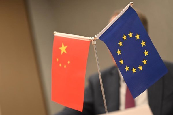China y Bruselas alcanzan acuerdo sobre comercio de vehículos híbridos y tierras raras