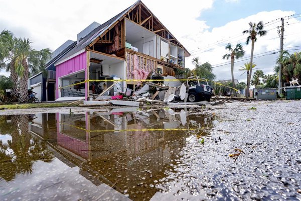 El huracán Isaías se debilita tras causar cuatro muertes e inundaciones en el sureste de Estados Unidos