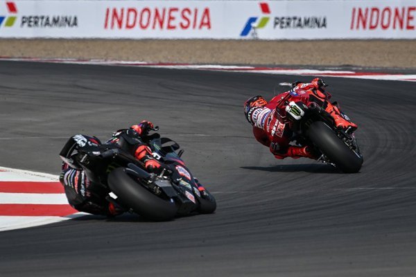 Bezzecchi triunfa en Indonesia mientras Jorge Martín supera a Marc Márquez en el liderato de MotoGP