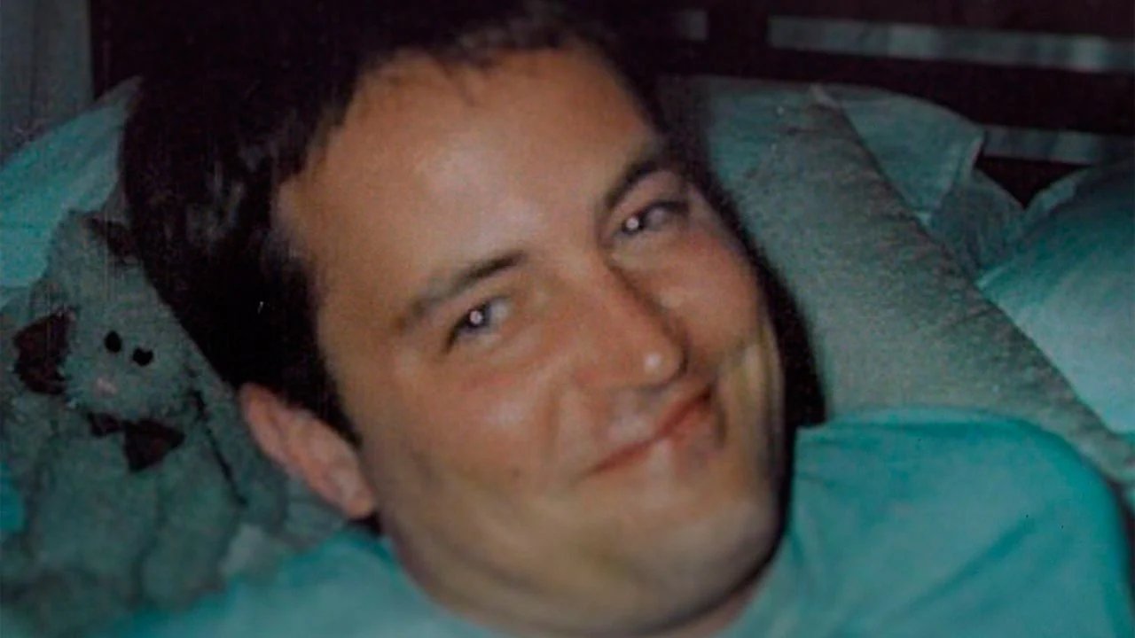 Documental revela que Matthew Perry luchaba con gravedad y cuidado constante