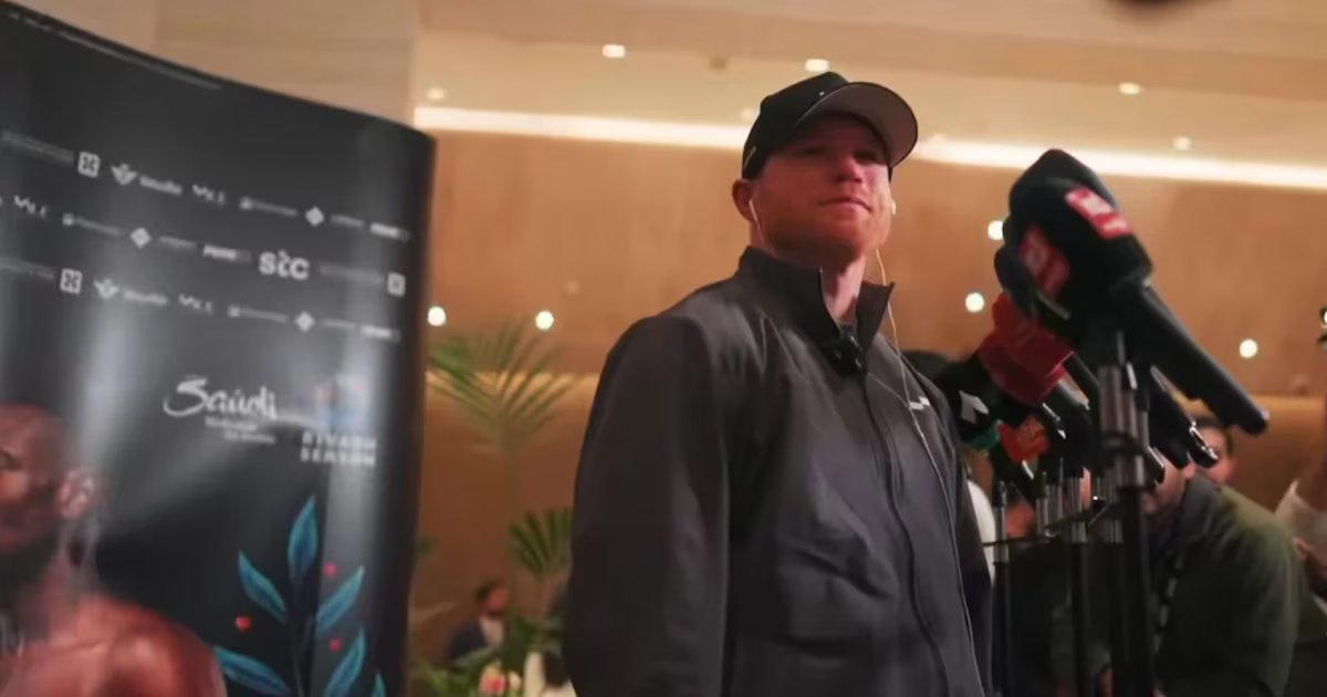 Canelo Álvarez llega a Riad en medio de alertas por posibles ataques y recibe cálida bienvenida antes de su combate contra Mbilli