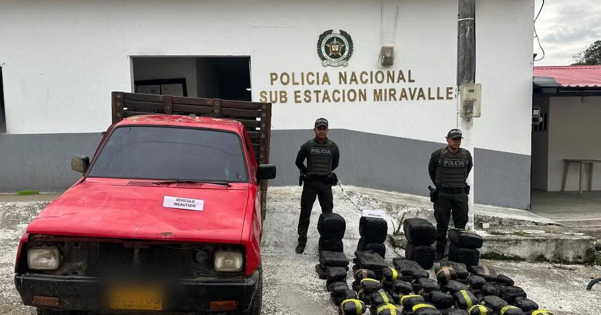 Incautan 180 kilos de marihuana en camioneta volcada oculta en Valle