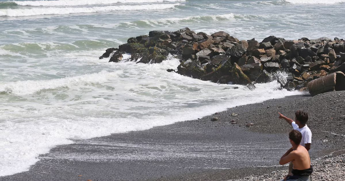 El fenómeno de El Niño aumenta el nivel del mar en el norte del Perú, advirtiendo sobre peligros para playas, viviendas y comercios
