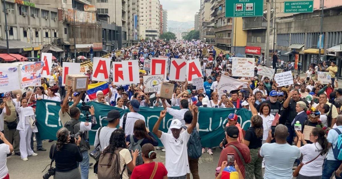 Policía impide avance de protesta de trabajadores y jubilados hacia Miraflores en Caracas