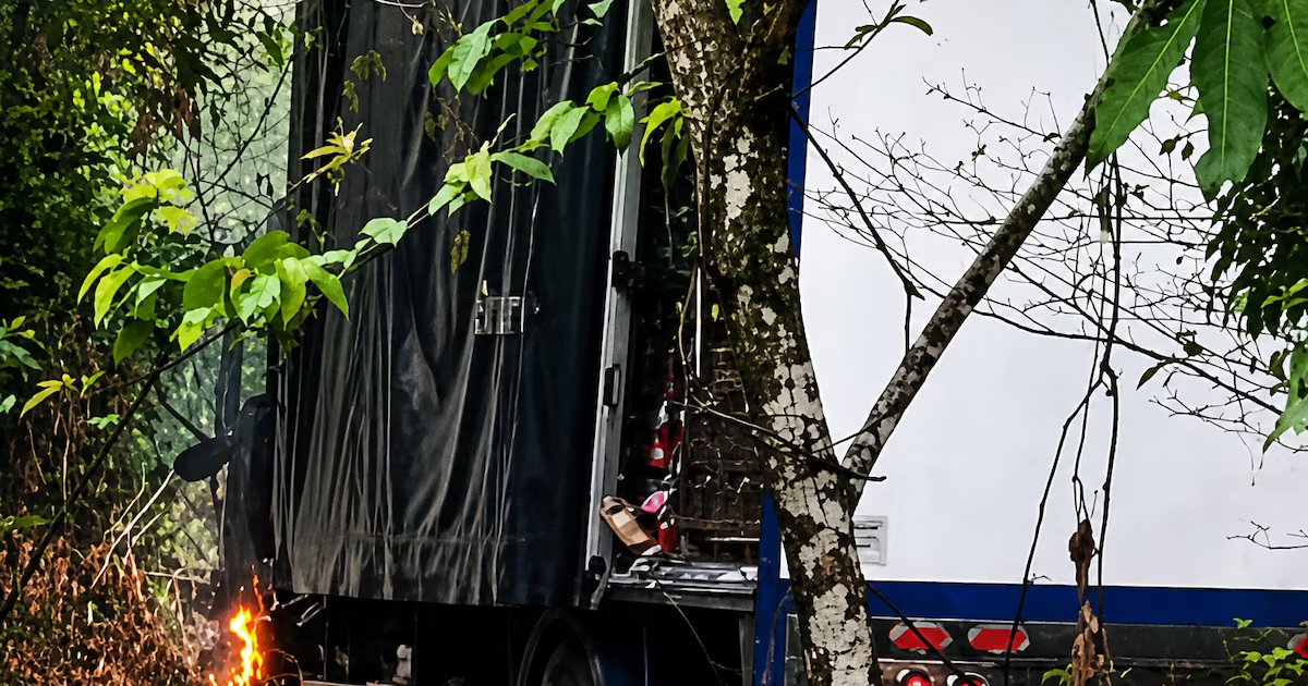 Camión lleno de bebidas gaseosas incendiado; autoridades investigan posibles culpables