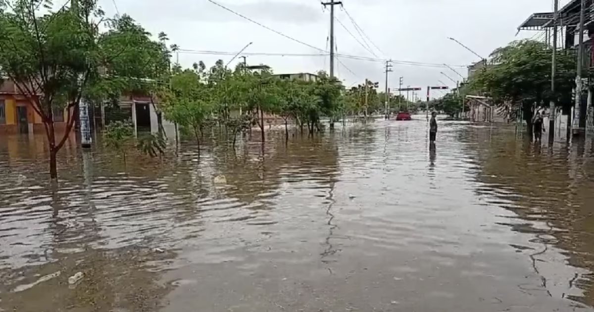 Lluvias intensas en Piura causan inundaciones debido al fenómeno de El Niño en el norte de Perú