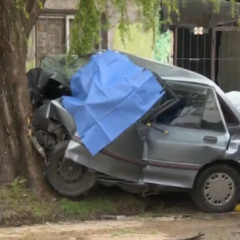Patrullero policial y dotación de bomberos custodiando la zona del accidente en el barrio Tres Ombúes.