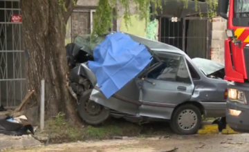 Patrullero policial y dotación de bomberos custodiando la zona del accidente en el barrio Tres Ombúes.