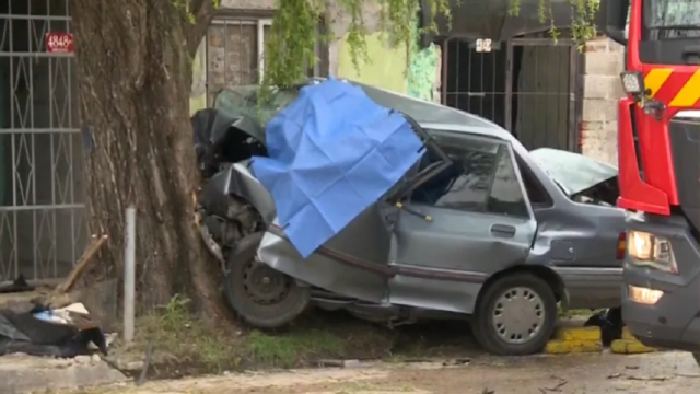 Patrullero policial y dotación de bomberos custodiando la zona del accidente en el barrio Tres Ombúes.