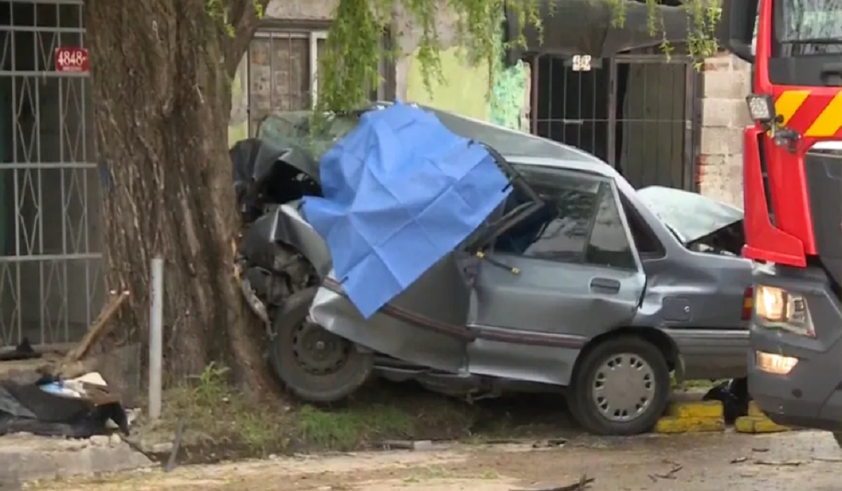 Patrullero policial y dotación de bomberos custodiando la zona del accidente en el barrio Tres Ombúes.