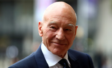El actor británico Patrick Stewart sonriendo en un evento de la industria cinematográfica.