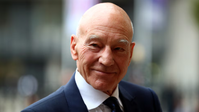 El actor británico Patrick Stewart sonriendo en un evento de la industria cinematográfica.
