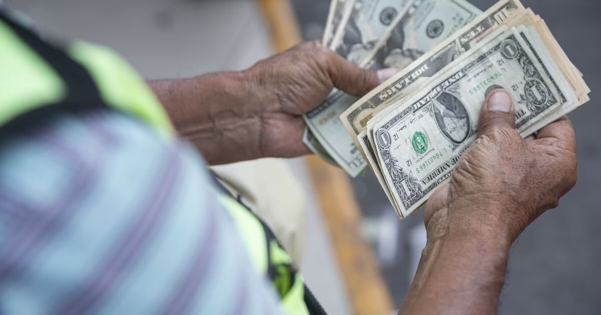 El dólar inicia la jornada en Perú con una baja el 19 de octubre