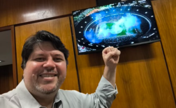 El activista brasileño Rogério Tomaz Jr. durante su paso por la zona de migraciones.