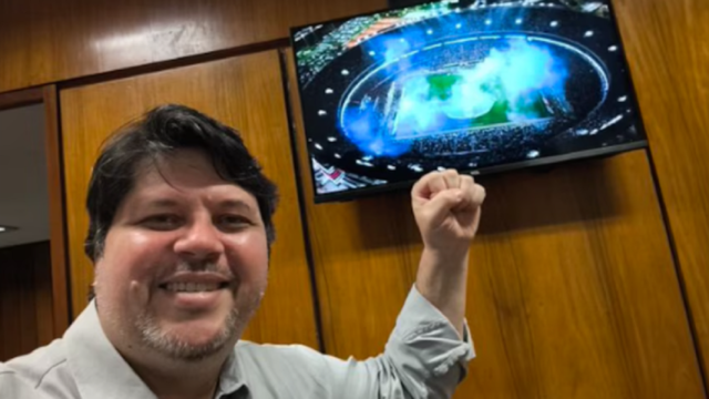 El activista brasileño Rogério Tomaz Jr. durante su paso por la zona de migraciones.