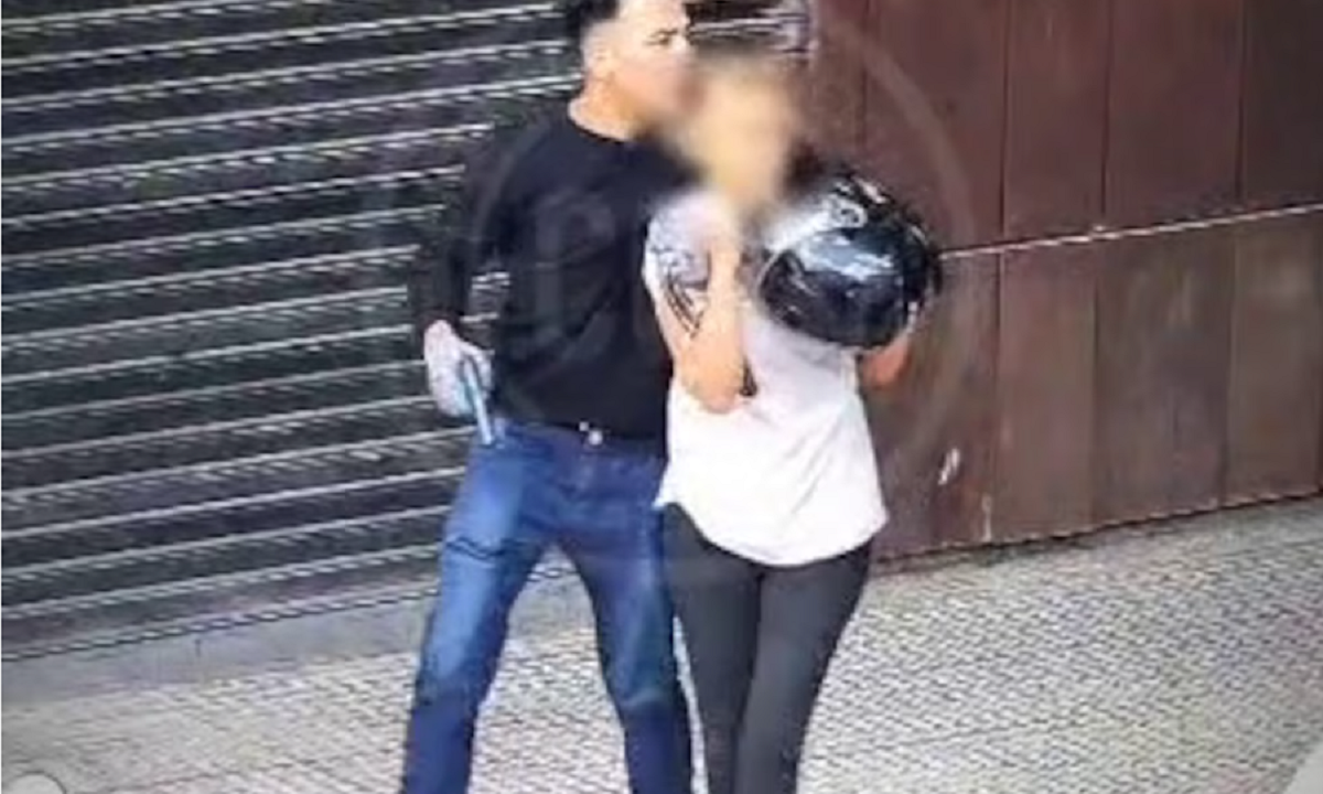 Despliegue de patrulleros de la Policía Bonaerense en la zona céntrica de Zárate, Argentina.