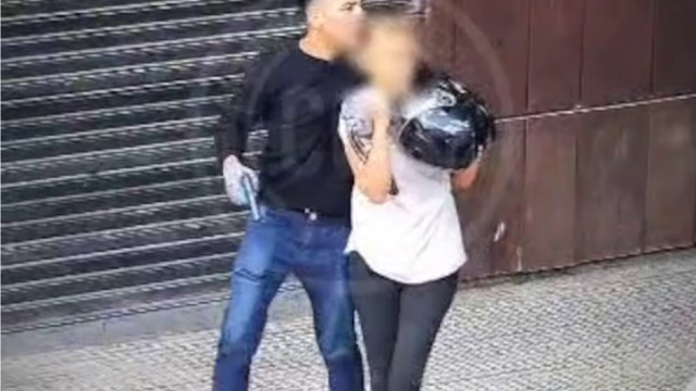 Despliegue de patrulleros de la Policía Bonaerense en la zona céntrica de Zárate, Argentina.