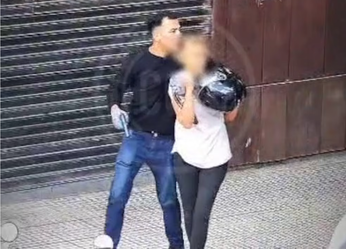 Despliegue de patrulleros de la Policía Bonaerense en la zona céntrica de Zárate, Argentina.