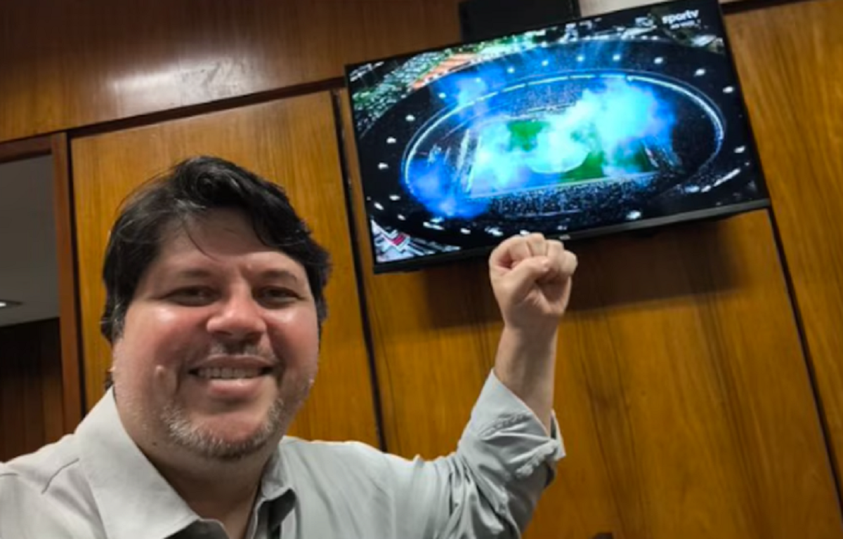 El activista brasileño Rogério Tomaz Jr. durante su paso por la zona de migraciones.