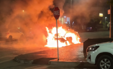 Un auto Mercedes Benz envuelto en llamas en la intersección de las calles 24 y 27 de Punta del Este.
