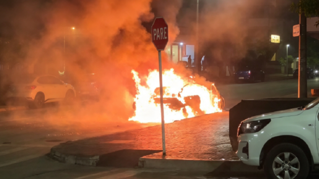Un auto Mercedes Benz envuelto en llamas en la intersección de las calles 24 y 27 de Punta del Este.