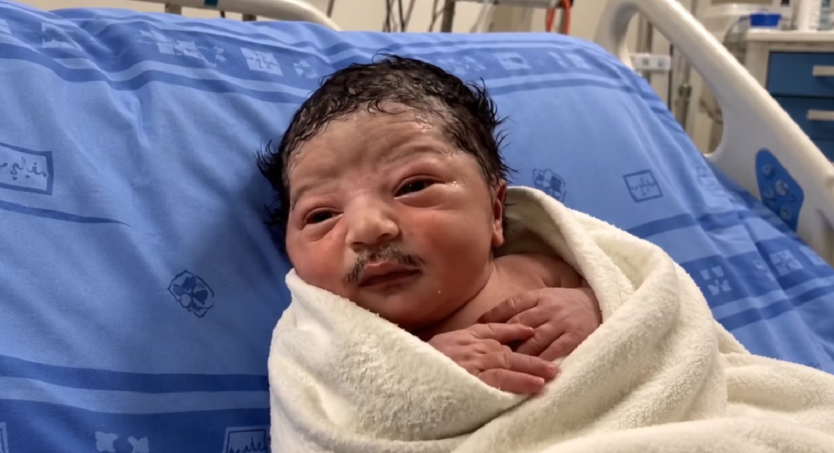 Captura de pantalla de video viral que muestra a un recién nacido.