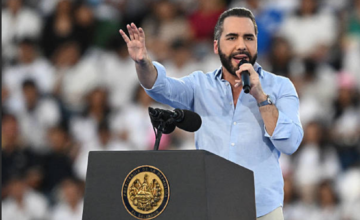 El presidente de El Salvador Nayib Bukele saludando durante un acto oficial