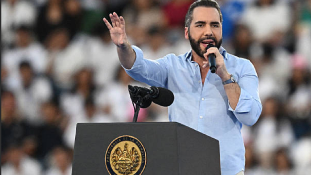 El presidente de El Salvador Nayib Bukele saludando durante un acto oficial