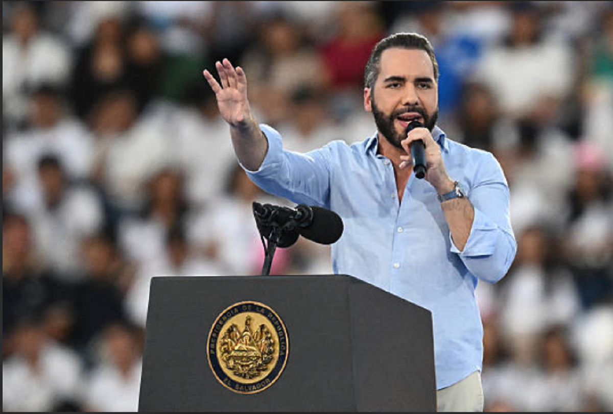 El presidente de El Salvador Nayib Bukele saludando durante un acto oficial