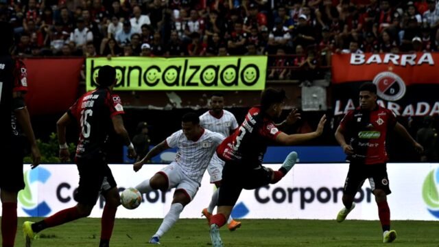 Miguel Borja y Álvaro Montero aconsejan a Jhon Durán tener cuidado