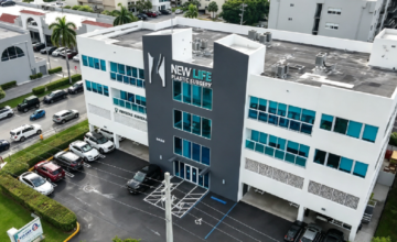 Fachada exterior del centro New Life Plastic Surgery en el condado de Miami-Dade.