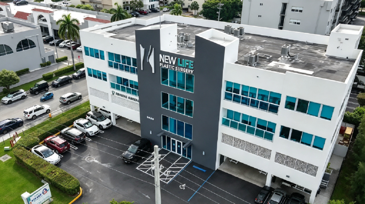 Fachada exterior del centro New Life Plastic Surgery en el condado de Miami-Dade.