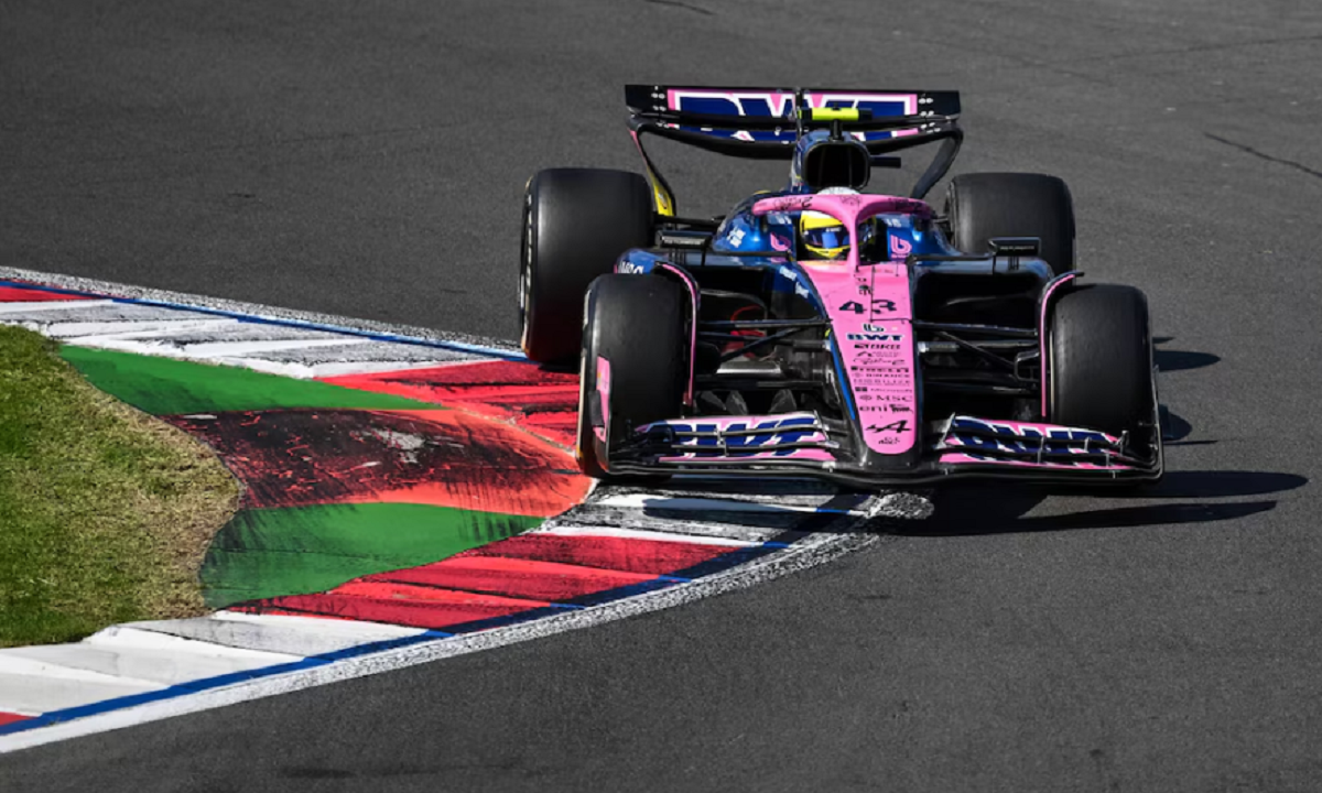 El monoplaza de Alpine transitando por la pista del Autódromo Hermanos Rodríguez en México.
