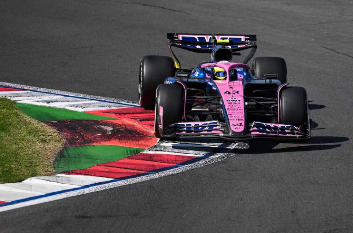 El monoplaza de Alpine transitando por la pista del Autódromo Hermanos Rodríguez en México.