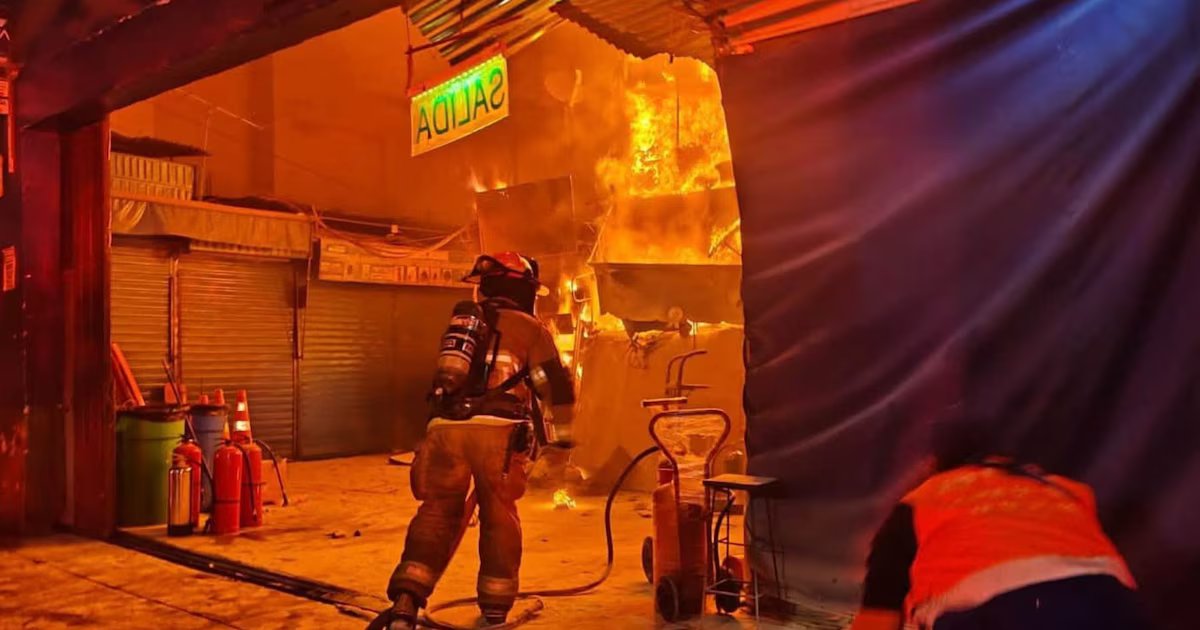 Incendio en Mesa Redonda afecta dos puestos comerciales y se investiga posible descarga eléctrica como causa