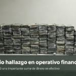 Efectivos de la Guardia di Finanza custodiando contenedores en el puerto de Prà, Génova.