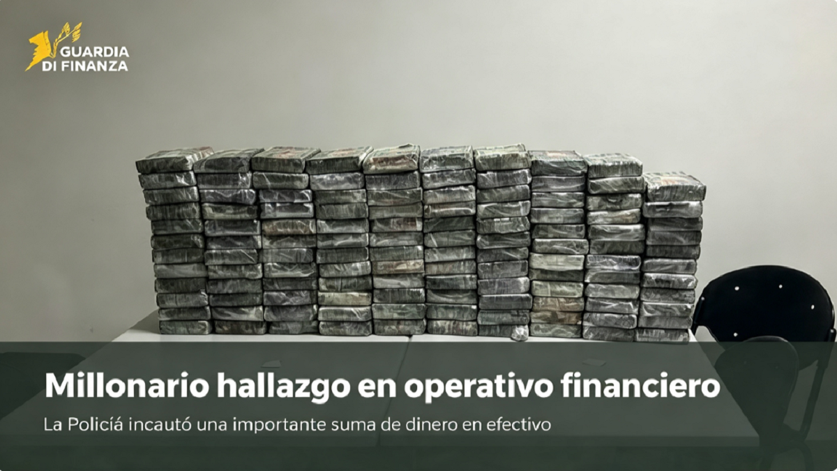 Efectivos de la Guardia di Finanza custodiando contenedores en el puerto de Prà, Génova.