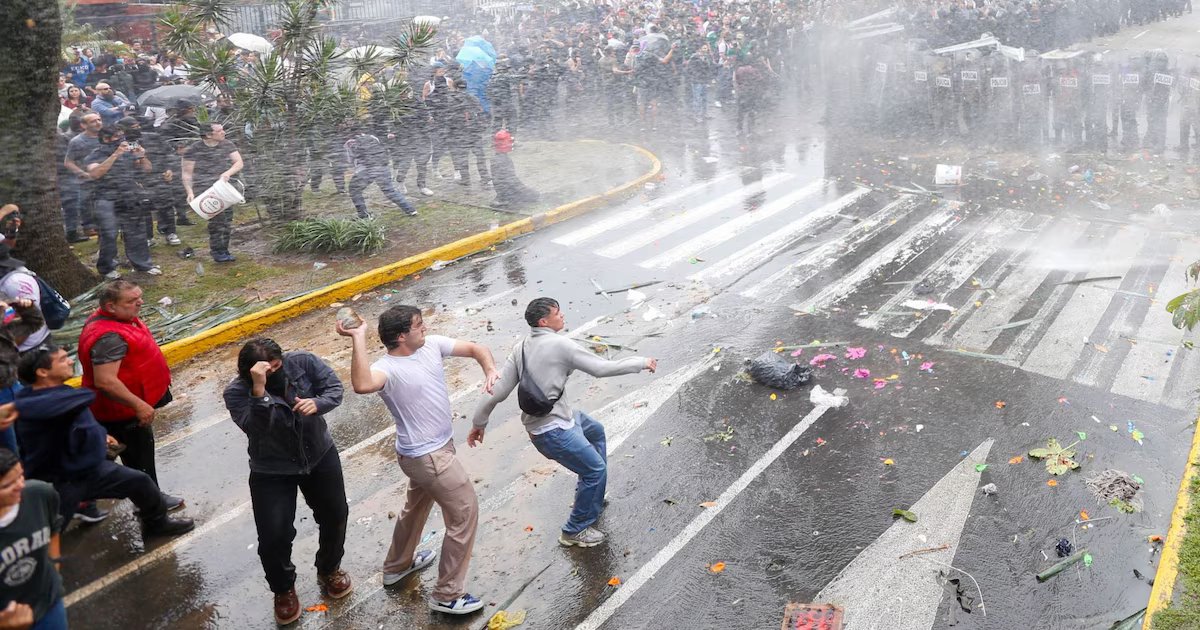 Identifican a 17 policías por presunto abuso en protesta por agua limpia en Jalisco, deberán declarar
