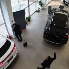 Una cámara de seguridad registra el momento en que un automóvil avanza desde el interior de una concesionaria, rompe la vidriera del local y finaliza sobre la vereda.