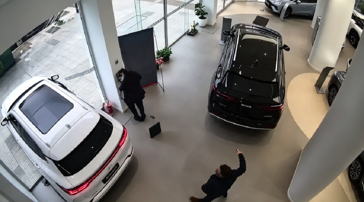 Una cámara de seguridad registra el momento en que un automóvil avanza desde el interior de una concesionaria, rompe la vidriera del local y finaliza sobre la vereda.