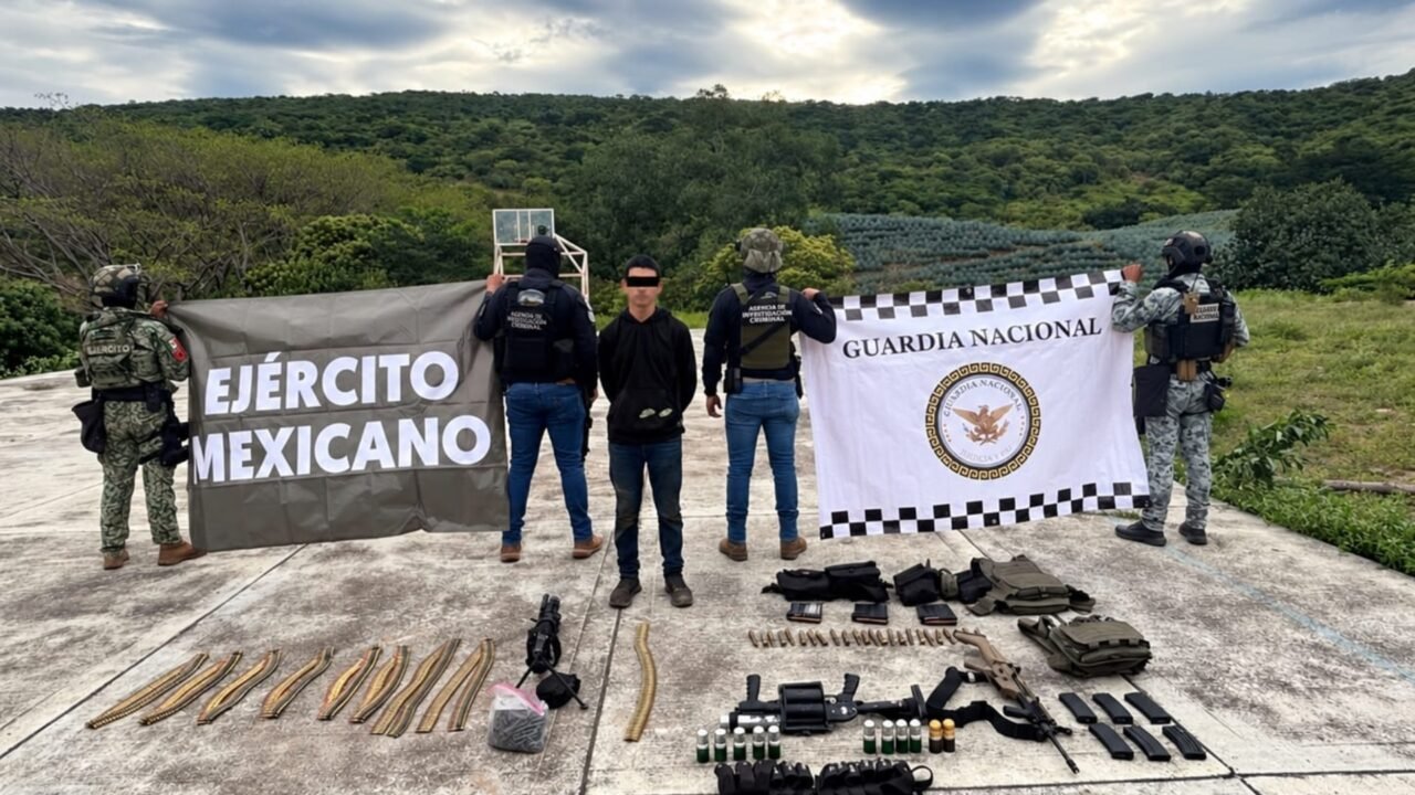 En una operación coordinada entre Fuerzas federales y estatales, se detuvieron elementos relacionados con el almacenamiento de armamento de alto nivel en una zona rural del Estado.