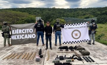 En una operación coordinada entre Fuerzas federales y estatales, se detuvieron elementos relacionados con el almacenamiento de armamento de alto nivel en una zona rural del Estado.
