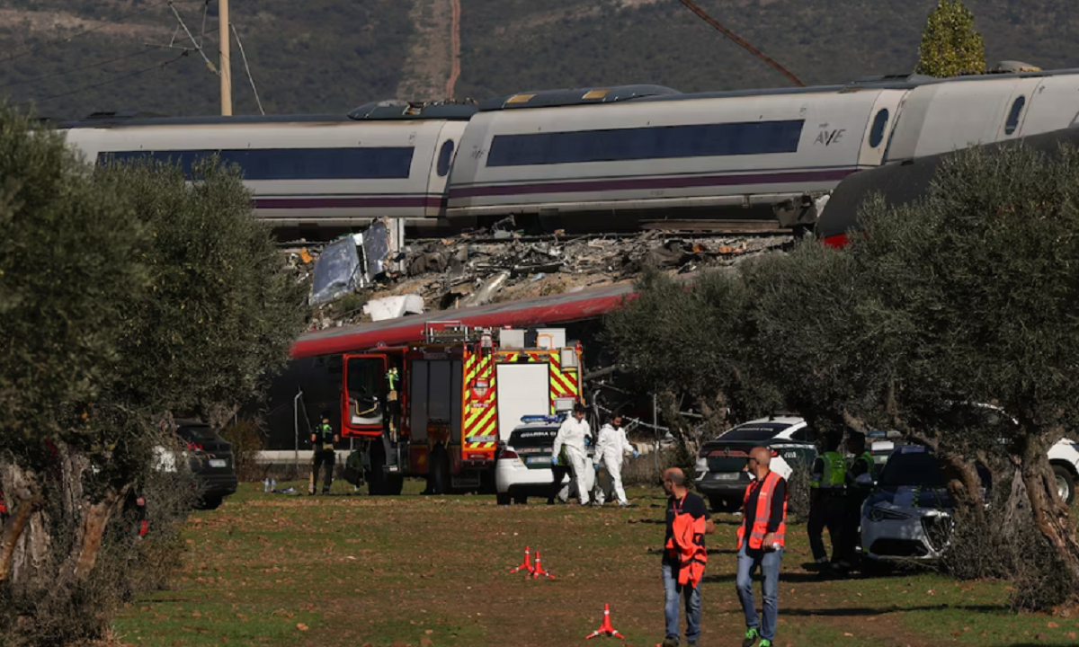 Unidades de bomberos y ambulancias trabajando junto a los vagones descarrilados en Toledo.