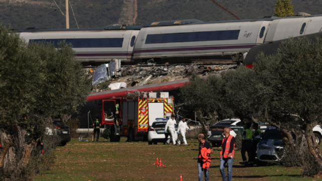 Unidades de bomberos y ambulancias trabajando junto a los vagones descarrilados en Toledo.