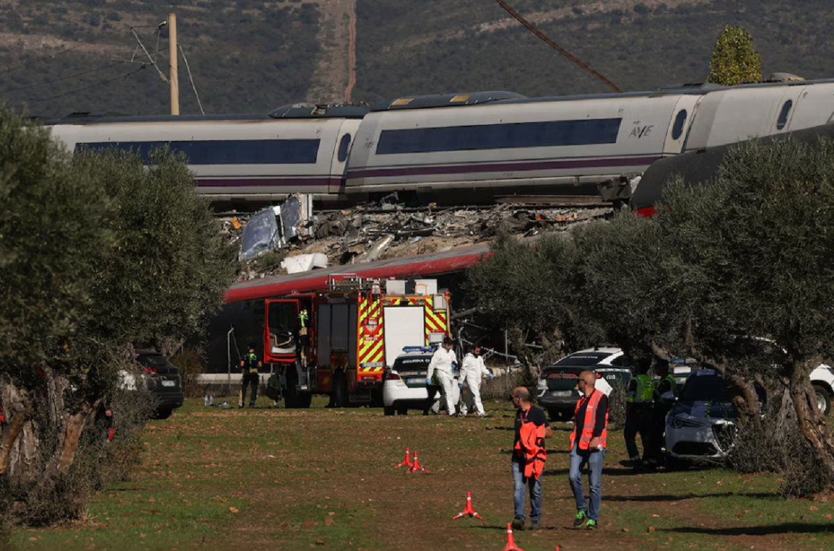 Unidades de bomberos y ambulancias trabajando junto a los vagones descarrilados en Toledo.