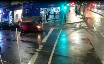 Auto Hyundai robado abandonado tras chocar contra el cordón en La Blanqueada.