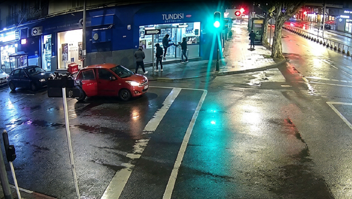 Auto Hyundai robado abandonado tras chocar contra el cordón en La Blanqueada.