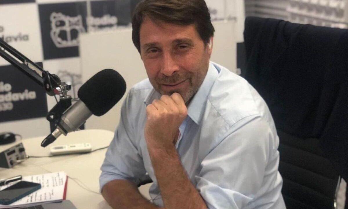 Captura de pantalla de la película El Habitante con el noticiero ficticio sobre el papa León XIV.